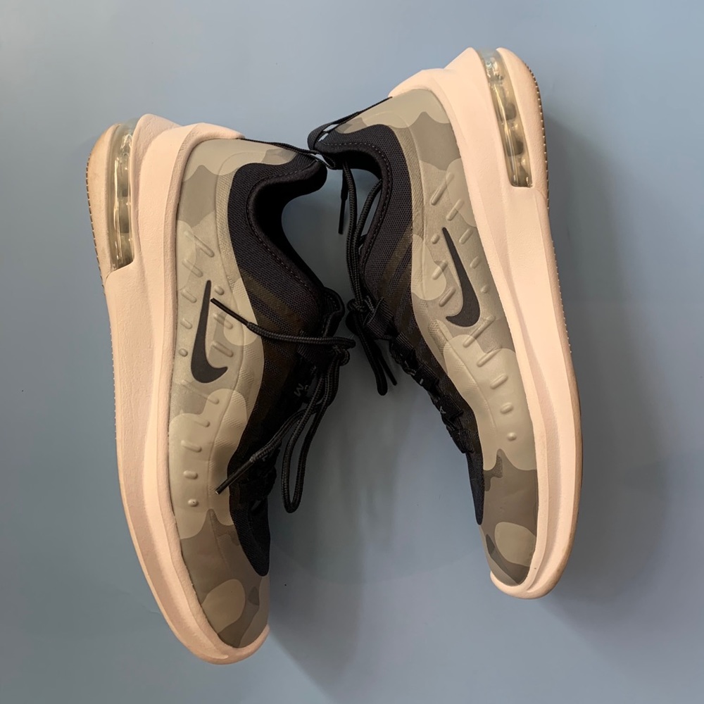 Nike camo shoes size women’s 8